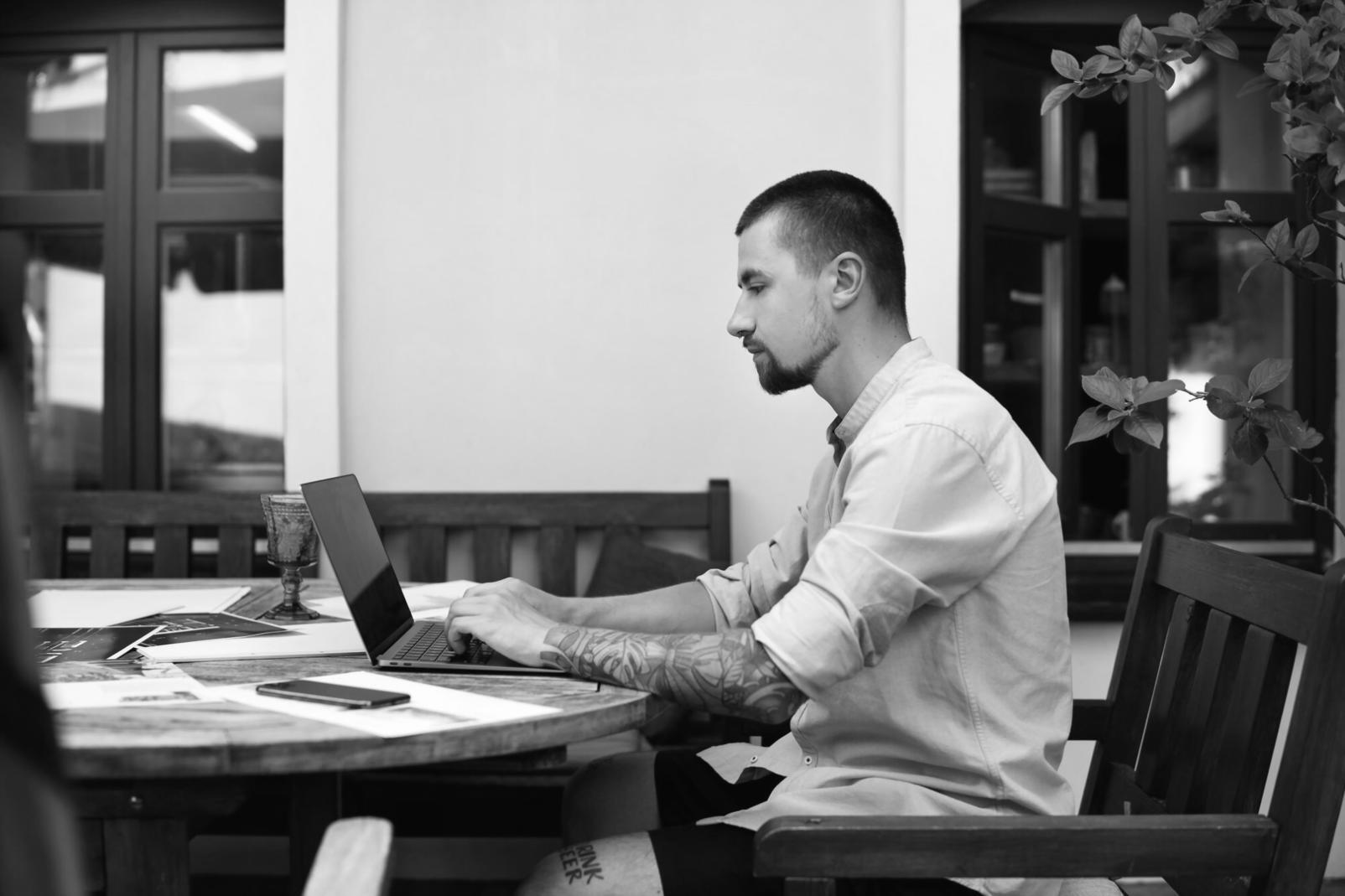 Estudiantes colaborando en análisis financiero